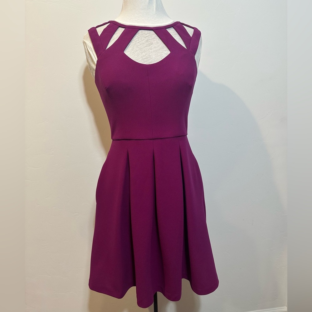 Betsey Johnson Magenta Cutout Fit & Flare Dress Size 6 Pockets Gold Zipper - Picture 3 of 12